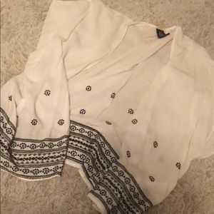 White and black shirt sleeve thin cardigan